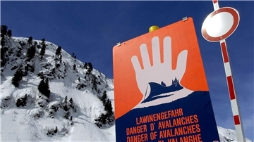 Ein Warnschild am Arlberg (Symbolbild).