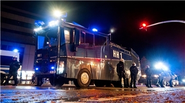 Ein Wasserwerfer der Polizei steht im Stadtteil Harburg bereit. In der Halloween-Nacht ist es in Hamburg zu Ausschreitungen gekommen.