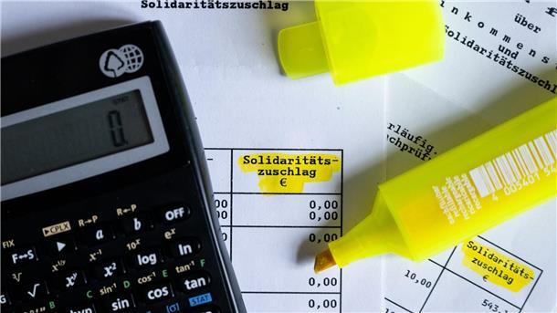 Soli-Wegfall könnte Betriebe um 65 Milliarden Euro entlasten Ein Wegfall des Solis könnte ein zusätzliches Loch in den Bundeshaushalt reißen.