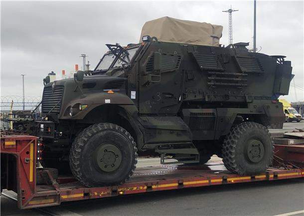 In die Ukraine? USA bringen via Bremerhaven viele Panzer und MaxxPro nach Europa Ein weiterer MaxxPro auf seinem Weg heraus aus dem Hafen von Bremerhaven. Bei diesen Fahrzeugen kann sicher angenommen werden, dass sie in die Ukraine gehen.