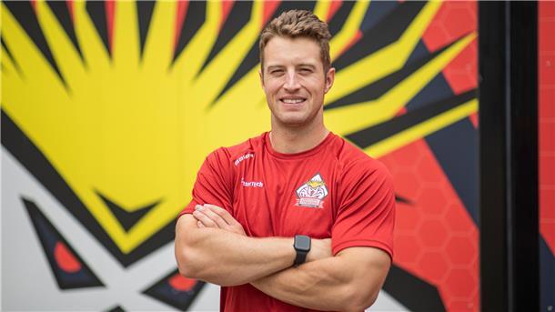 Von Süd nach Nord: Worauf sich Neu-Pinguin Riedell ganz besonders freut Will Riedell steht vor dem Fanshop der Fischtown Pinguins