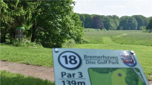 Sportanlagen in Bremerhaven: Umsonst und draußen Ein weiteres Highlight des Parks nahe des Bremerhavener Hauptbahnhofs: Auf einer Disc-Golf-Anlage können Besucher eine Frisbee möglichst genau werfen.