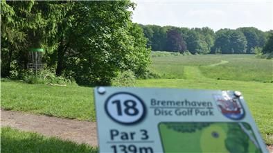 Ein weiteres Highlight des Parks nahe des Bremerhavener Hauptbahnhofs: Auf einer Disc-Golf-Anlage können Besucher eine Frisbee möglichst genau werfen.