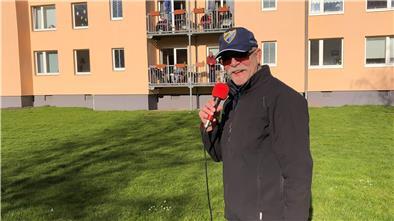 Ein wenig gute Stimmung: Ulli Keller singt spontan für Bewohner eines Seniorenheims.