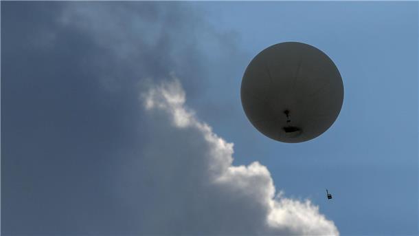 Ein Wetterballon mit einer Radiosonde vom Deutschen Wetterdienst (DWD).