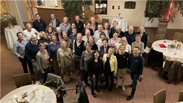 Ein Wiedersehen nach 40 Jahren feierten diese ehemaligen Schülerinnen und Schüler des St.-Viti-Gymnasiums kürzlich in Zeven.