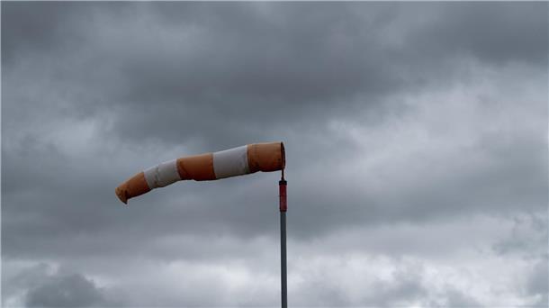 Viele Besucher im Harz - Eingeschränkter Betrieb am Wurmberg Ein Windsack weht bei stürmischem Wetter im Wind.