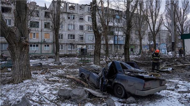 Ukraine meldet neue russische Angriffswelle Ein Wohnhaus in Pokrowsk, das durch eine Rakete zerstört wurde.