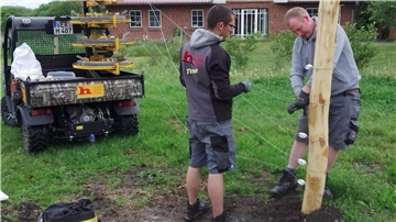 Das Foto zeigt Mitarbeiter der Zaunbaufirma.