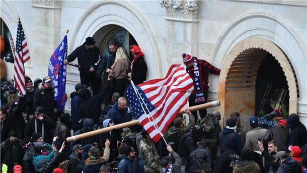 Ein wütender, bewaffneter Mob dringt in das US-Kapitol ein.