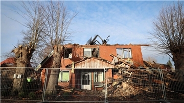 Ein Zaun der Landespolizei Schleswig-Holstein sichert das abgebrannte Haus, in dem zwei junge Menschen ums leben kamen.
