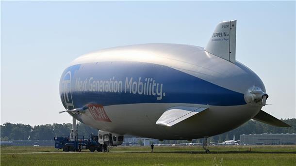 Ein Zeppelin NT (Neue Technologie) ankert auf dem Bodensee-Airport in Friedrichshafen.
