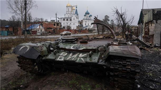 Krieg gegen die Ukraine: So ist die Lage Ein zerstörter Panzer in Swjatohirsk vor einer Kirche.