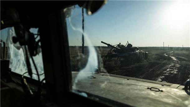 Ein zerstörter Panzer ist durch das Fenster eines Fahrzeugs an der Frontlinie in der Nähe von Klischtschijiwka bei Bachmut zu sehen.