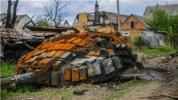 Ein zerstörter Panzer sowjetischer Bauart in einem ukrainischen Dorf östlich von Charkiw.