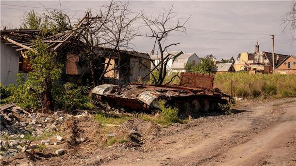 London: Russland hat bisher 2600 Panzer verloren Ein zerstörter russischer Panzer in der Nähe von Charkiw.