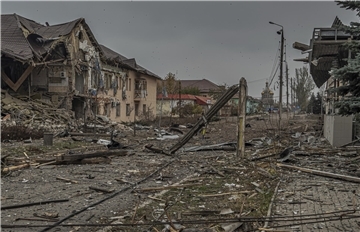 Eine durch Krieg zerstörte Straße. Ein zerstörter Straßenzug in Kurachowe: Während der Krieg in der Ukraine weiter wütet, fordert Rolf Mützenich neue diplomatische Impulse. „Ich verkenne und leugne weder die Kriegs- und Menschheitsverbrechen durch Wladimir Putin noch die Drohungen aus dem Kreml“, sagt er.