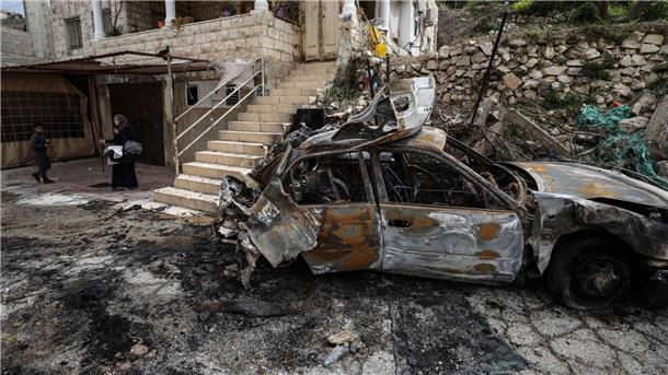 Ein zerstörtes Auto nach einem Einsatz der israelischen Armee in Dschenin im Westjordanland.