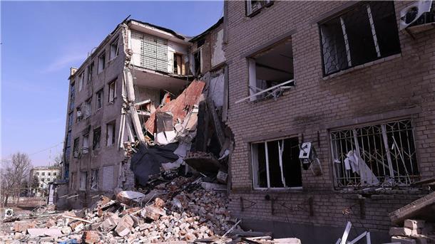 Ein zerstörtes Gebäude in Huljajpole. Die Stadt liegt etwa drei Kilometer von russischen Stellungen entfernt in der Oblast Saporischschja.