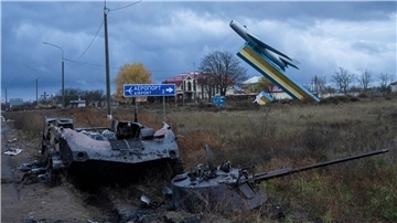 Ein zerstörtes gepanzertes Fahrzeug steht am Rand eines Feldes in Cherson im Süden der Ukraine.
