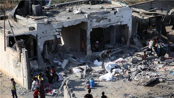 Israel wägt nach Irans Angriff Optionen ab Ein zerstörtes Haus in Rafah.