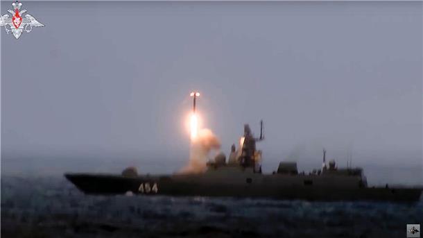 Putin stellt Hyperschall-Seerakete Zirkon in Dienst Ein „Zirkon“-Marschflugkörper wird von einer Fregatte der russischen Marine während einer militärischen Übung gestartet (Archivbild).