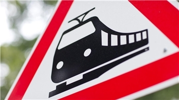 Ein Zug hat einen Treckerfahrer an einem unbeschrankten Bahnübergang im Landkreis Stade erfasst. (Symbolbild)