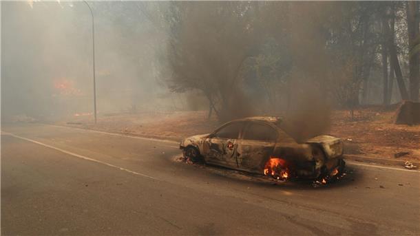 Mindestens 13 Tote bei Waldbränden in Chile Ein Auto ist den Flammen zum Opfer gefallen.