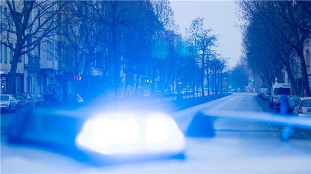 Polizei ermittelt wegen bandenmäßigen Drogenhandels Ein Blaulicht leuchtet auf dem Dach eines Streifenwagens der Polizei.