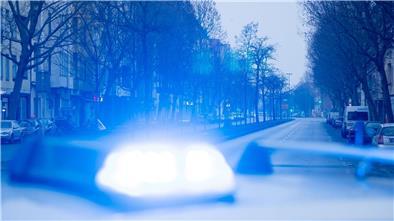 Ein Blaulicht leuchtet auf dem Dach eines Streifenwagens der Polizei.