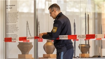 Einbrecher haben im oberbayerischen Manching einen mehrere Millionen Euro teuren Goldschatz aus der Keltenzeit erbeutet.