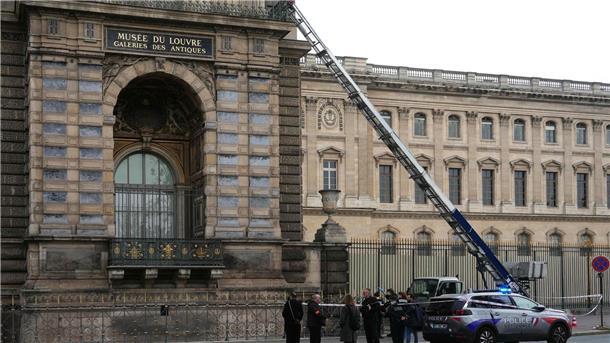 Bilder des Tages Einbruch im Louvre: Diebe steigen mit Möbelaufzug ein und stehlen Napoleon-Schmuck.
