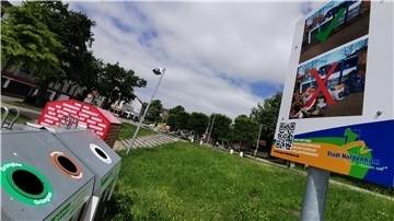 Bei den Glascontainern am Nordenhamer Bahnhof steht ein neues Schild.