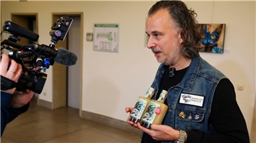 Landgericht: Likör ohne Ei darf auch so heißen Eindeutiges Urteil: Ein Likör ohne Ei darf „Likör ohne Ei“ heißen. Unternehmer Ole Wittmann präsentiert seine Liköre.