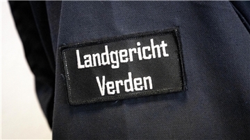 "Landgericht Verden" steht auf der Uniform eines Justizbeamten