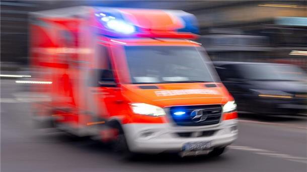 Zusammenstoß in Flögeln: Frau wird bei Unfall leicht verletzt Berlin: Ein Rettungswagen der Feuerwehr fährt mit Blaulicht zum Einsatz.