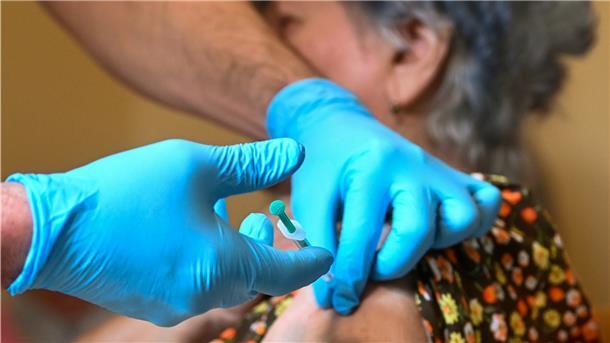 Impfen? Wir sind auf jeden Fall dabei Eine 85-jährige Bewohnerin in einem Pflegeheim gegen Corona geimpft. Am Sonntag haben die Corona-Impfungen mit dem Impfstoff von Biontech/Pfizer in Deutschland begonnen.