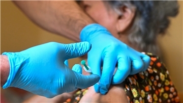 Eine 85-jährige Bewohnerin in einem Pflegeheim gegen Corona geimpft. Am Sonntag haben die Corona-Impfungen mit dem Impfstoff von Biontech/Pfizer in Deutschland begonnen.
