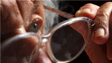 Eine 85-jährige Frau kann mit ihrer neuen Brille jetzt wieder besser sehen.