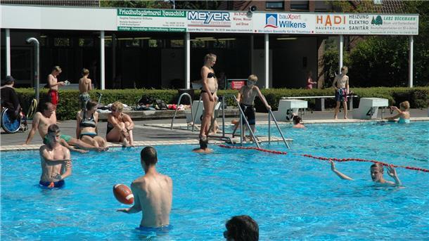 Das Foto zeigt Betrieb im Sittenser Freibad. 
