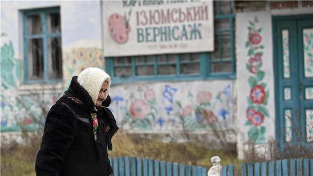 Krieg gegen die Ukraine: So ist die Lage Eine ältere Frau geht im ukrainischen Isjum an einer zerstörten Kunstgalerie vorbei.