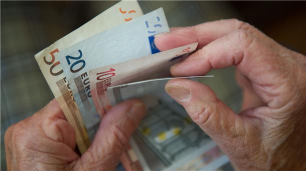 Ein Viertel der Rentner haben netto weniger als 1000 Euro Eine ältere Frau zählt Geld. (Archivbild)
