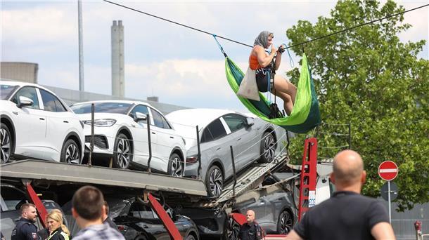 Eine Aktivistin hängt an einem Seil über der Liefereinfahrt ins VW-Stammwerk in Wolfsburg.