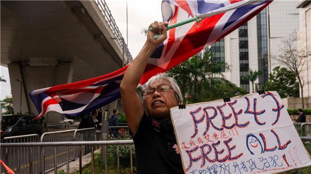 Hongkong setzt Kopfgeld auf fünf weitere Aktivisten aus Eine als „Oma Wong“ bekannte Demokratieaktivistin protestiert in Hongkong. Die Polizei hat Haftbefehle gegen fünf weitere im Ausland lebende Aktivisten erlassen.