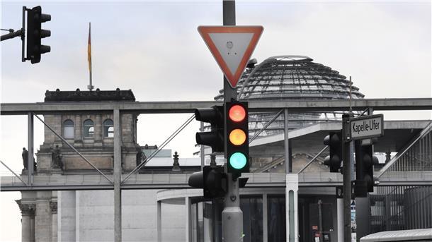 Eine Ampel vor dem Reichstagsgebäude