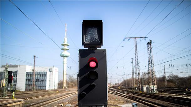 Bahn sperrt in Osterferien wichtige Strecke im Ruhrgebiet Eine Ampel steht auf rot vor den Gleisen am Hauptbahnhof in Richtung Essen.