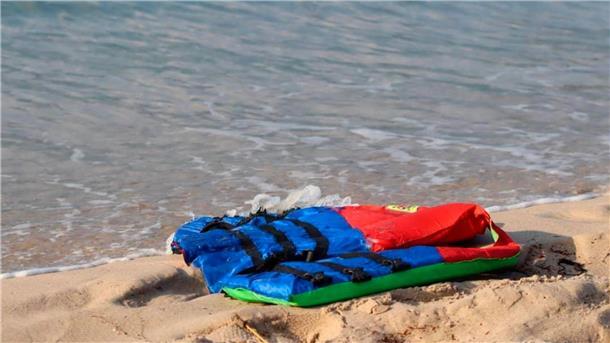 Libyen: Dutzende Migranten sterben bei Bootsunglück Eine angespülte Rettungsweste: Auch in Libyens Nachbarland Tunesien waren erst kürzlich Dutzende Migranten ertrunken (Archivbild).