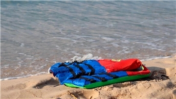Eine angespülte Rettungsweste: Auch in Libyens Nachbarland Tunesien waren erst kürzlich Dutzende Migranten ertrunken (Archivbild).