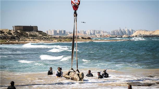 Ägypten birgt antike Statuen aus dem Mittelmeer Eine antike Statue wird im Hafen von Abu Qir vom Meeresgrund des Mittelmeers geborgen