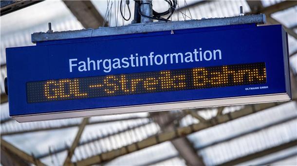 Eine Anzeigetafel für Fahrgastinformationen informiert im Bahnhof von Wismar über Auswirkungen des GDL-Streiks.